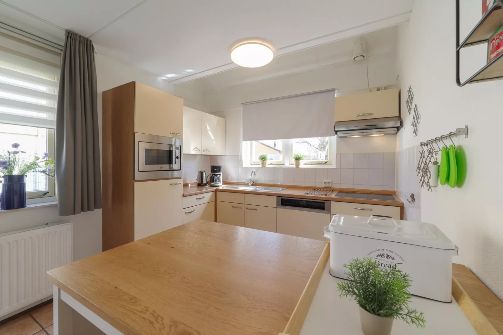 Villapark De Oesterbaai 10-Kitchen