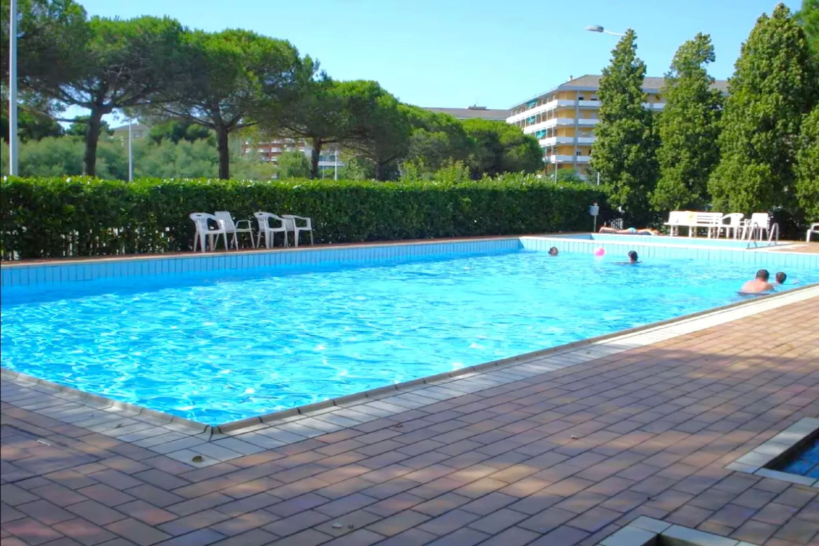 Ghirlandina 27B-Pool