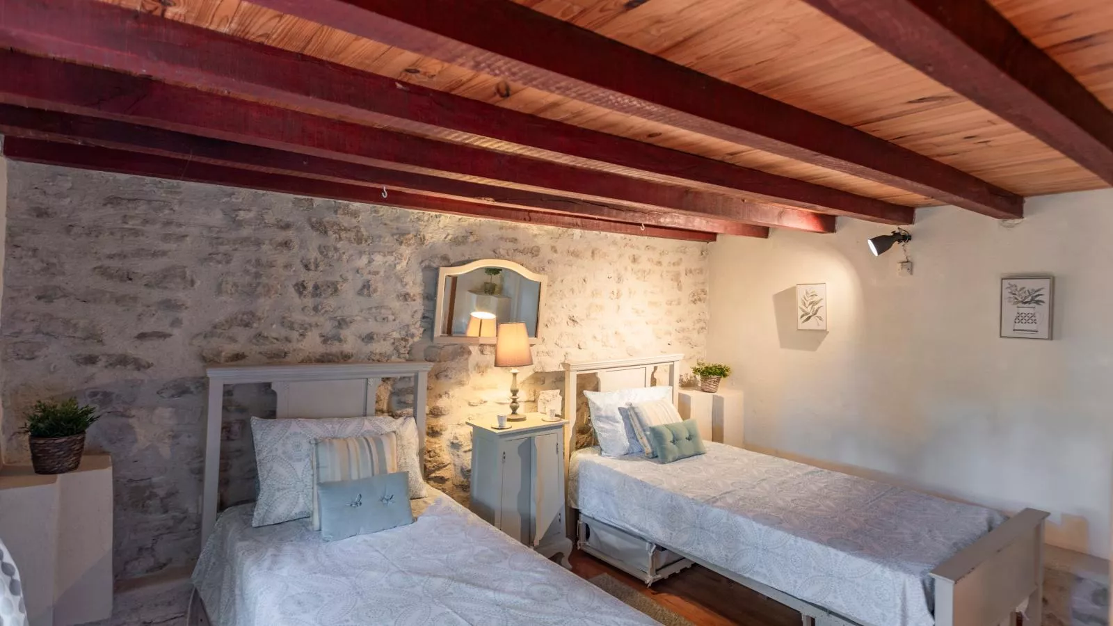 Le Pigeonnier de Villefloure-Bedroom