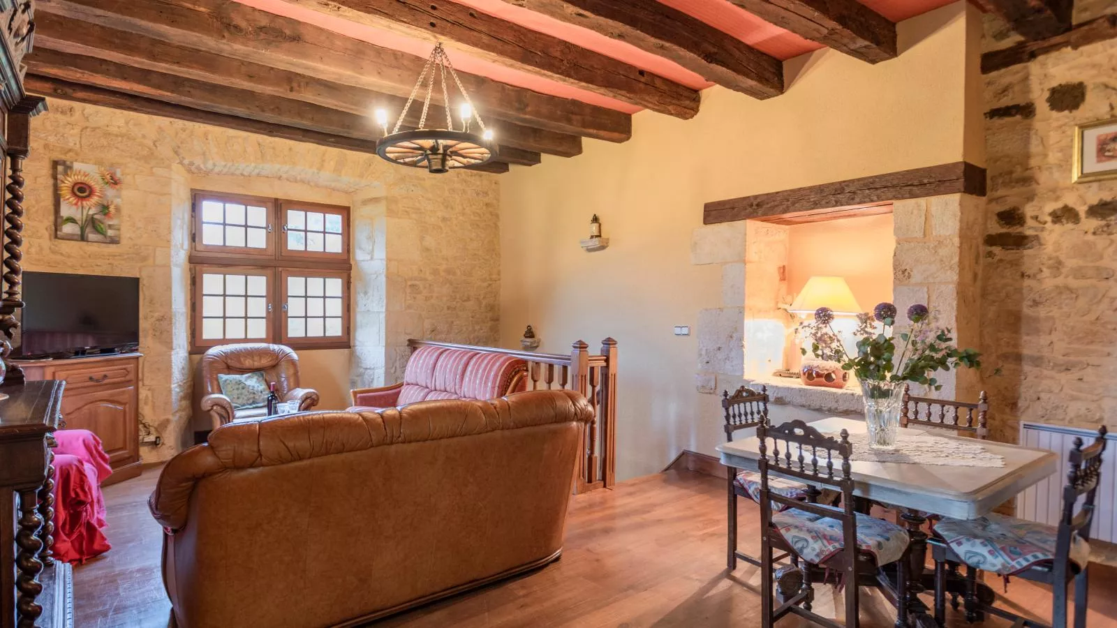 Gite Le Croix du Notaire-Dining room