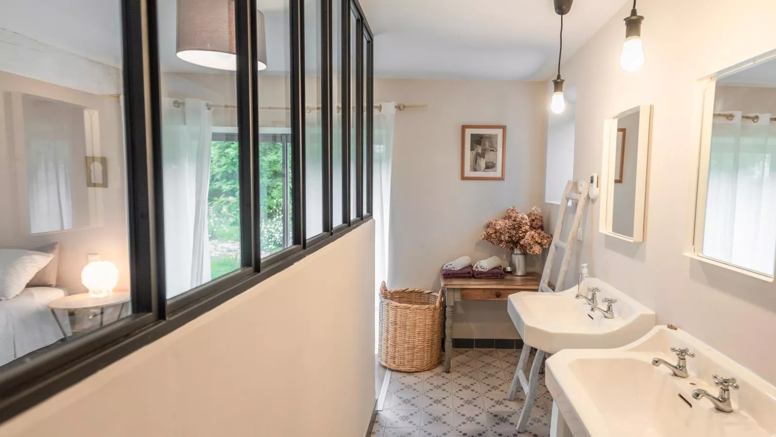 Le Pigeonnier Rouge-Badezimmer
