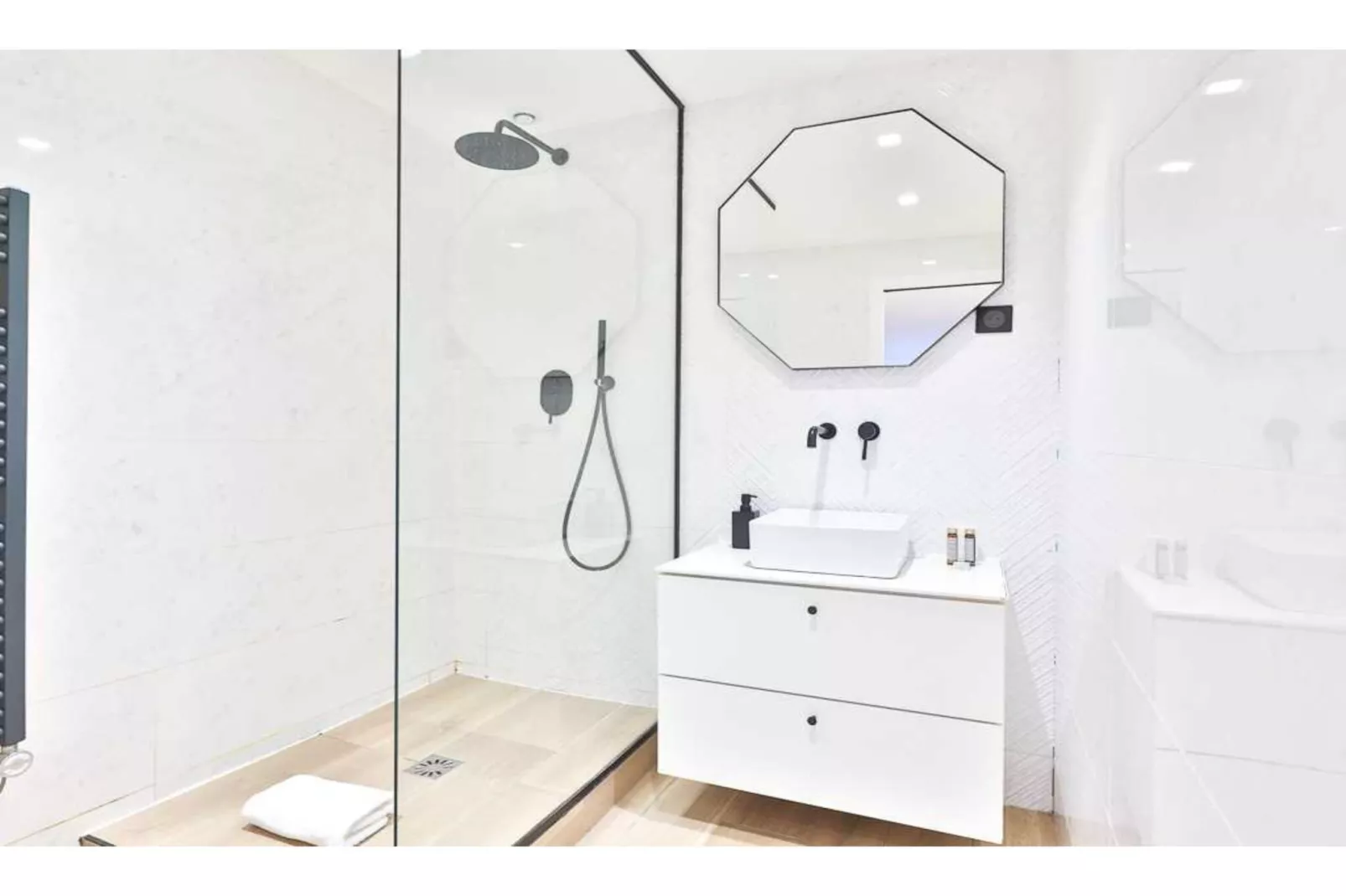 EC-1-PELEE-C-Bathroom