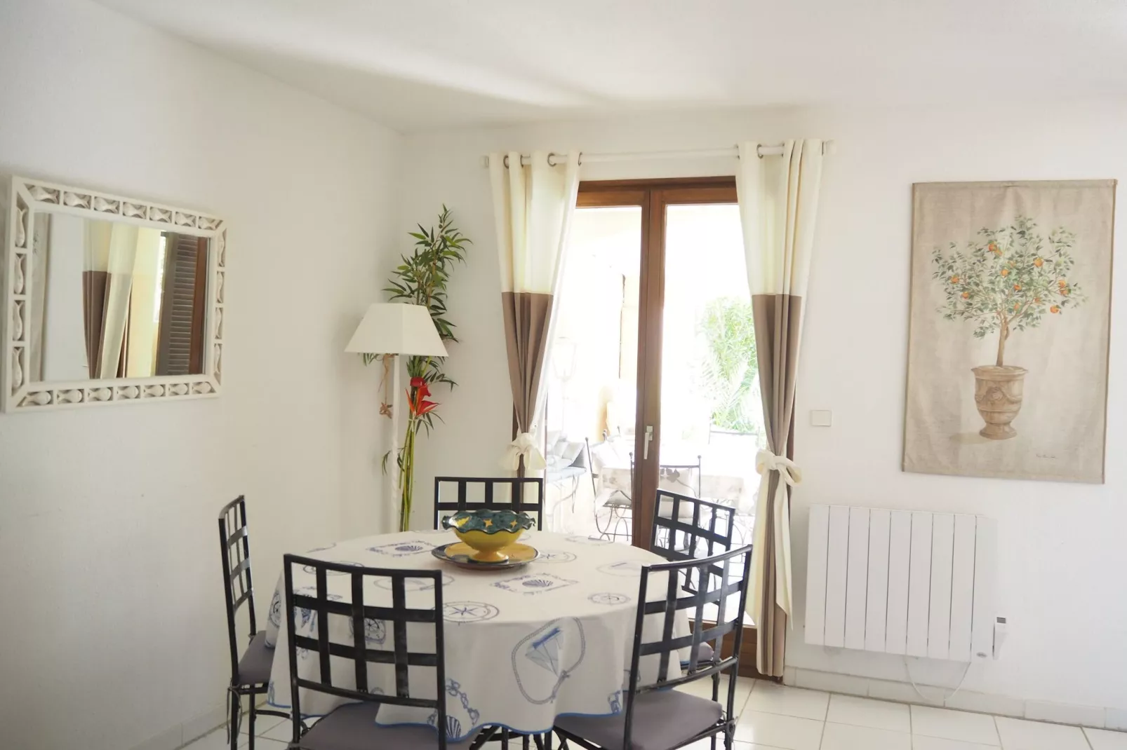 Doppelhaushälfte in Sainte-Maxime-Dining room