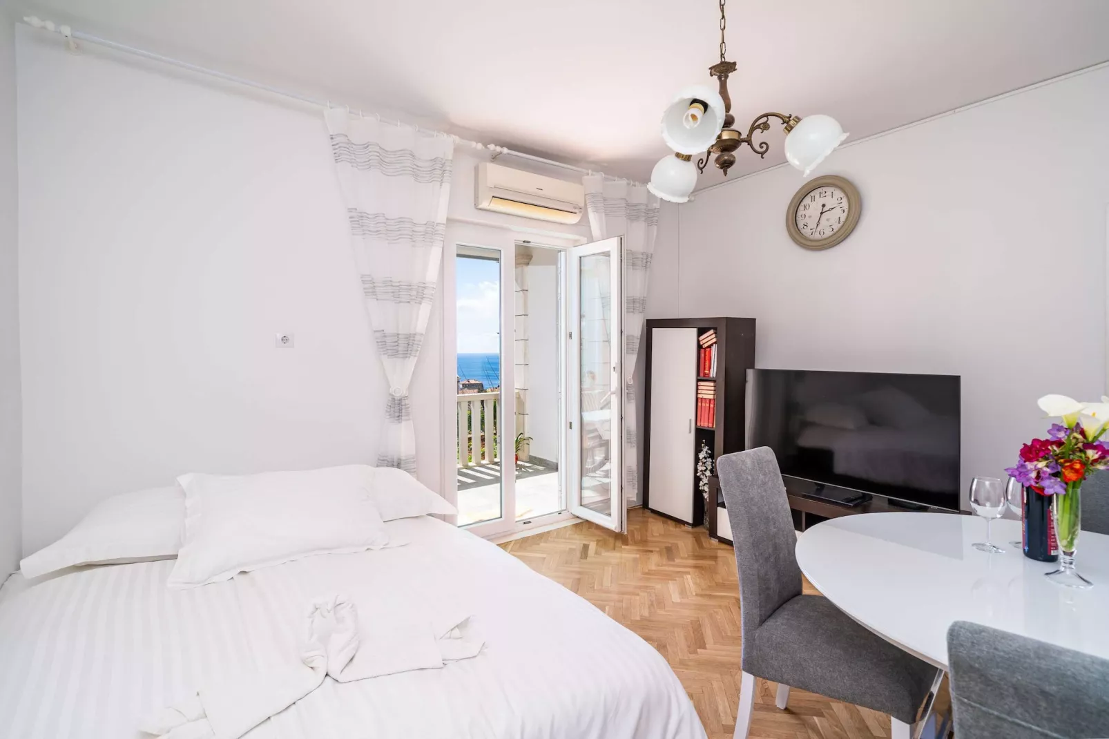 Apartment Debos - One-Bedroom Apartment with Balcony and Sea View-Living room