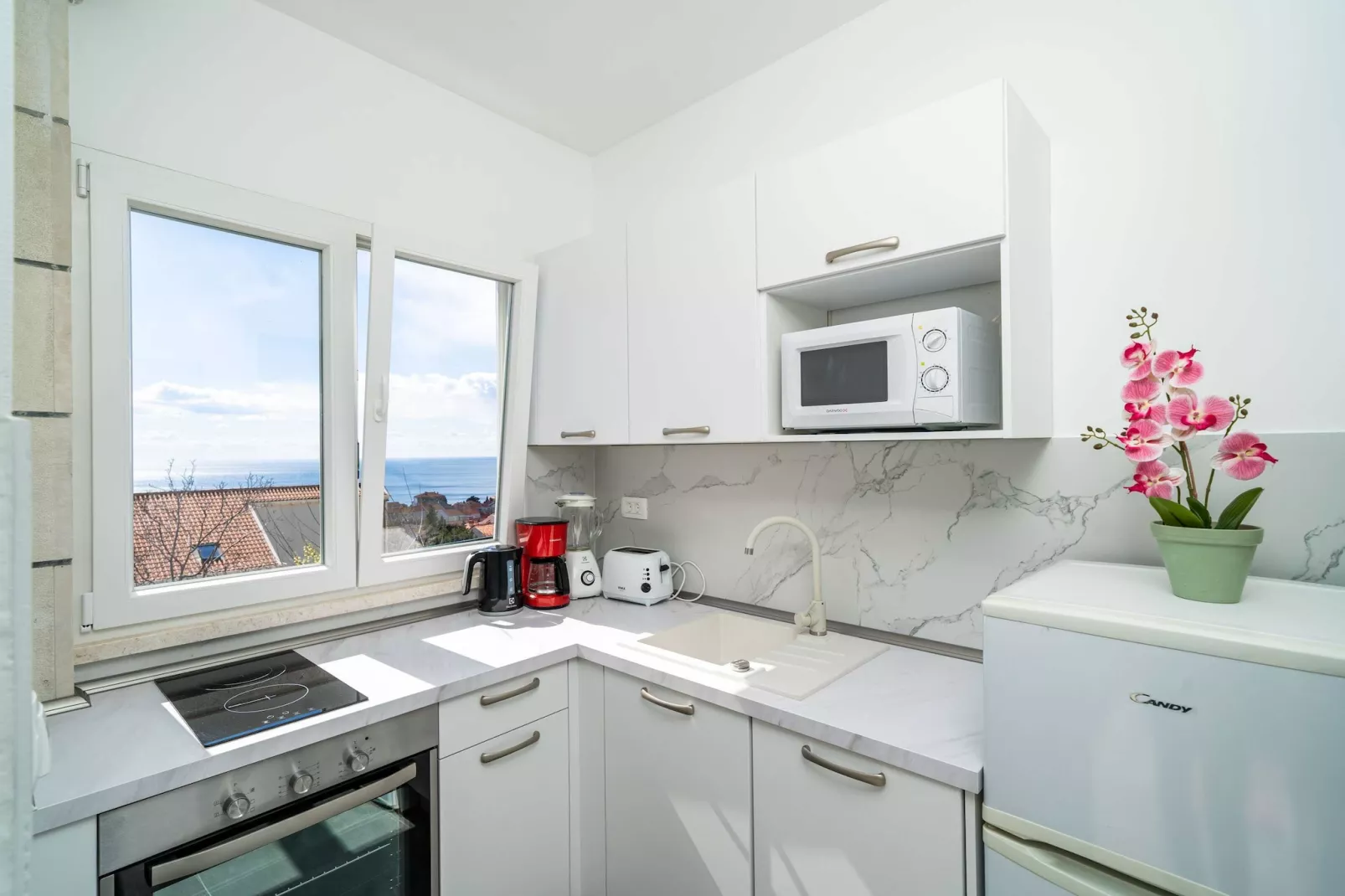 Apartment Debos - One-Bedroom Apartment with Balcony and Sea View-Kitchen