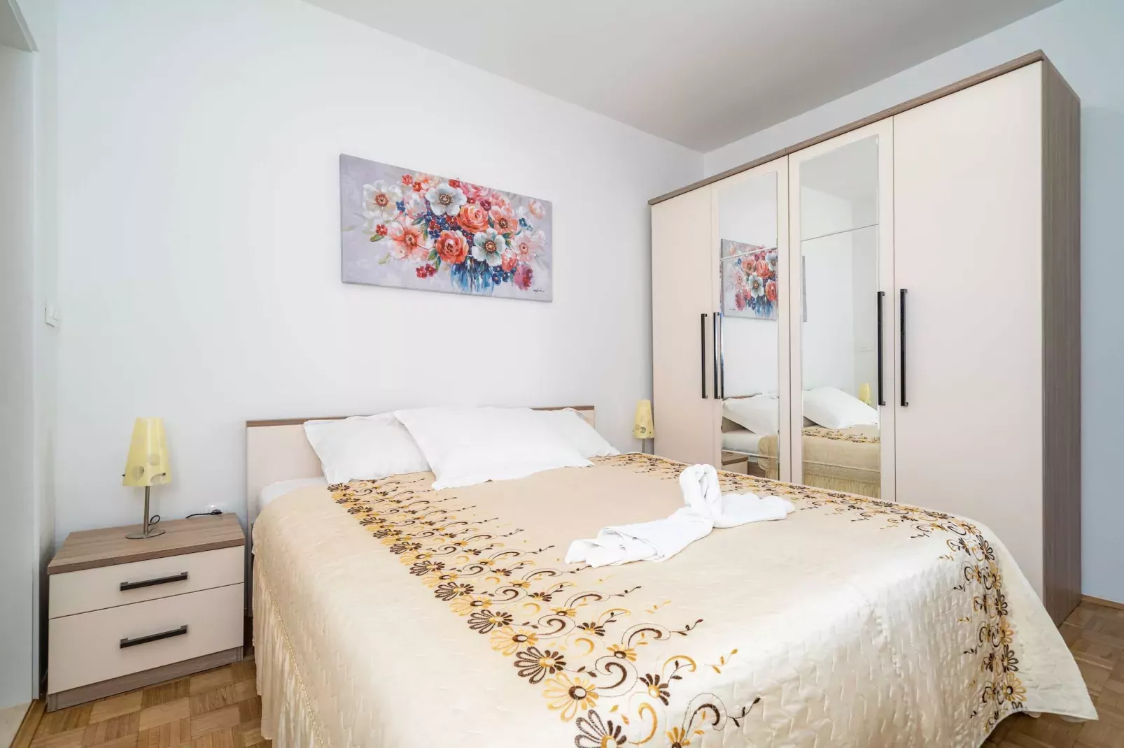 Apartment Debos - One-Bedroom Apartment with Balcony and Sea View-Bedroom