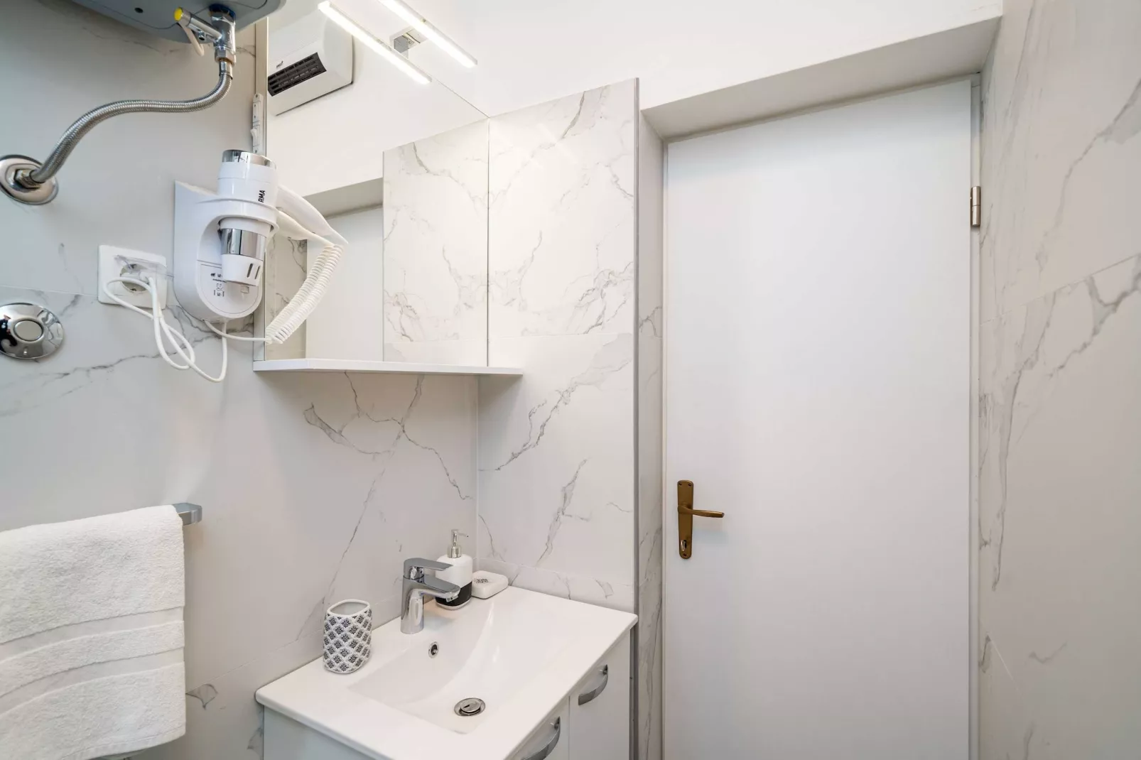 Apartment Debos - One-Bedroom Apartment with Balcony and Sea View-Bathroom
