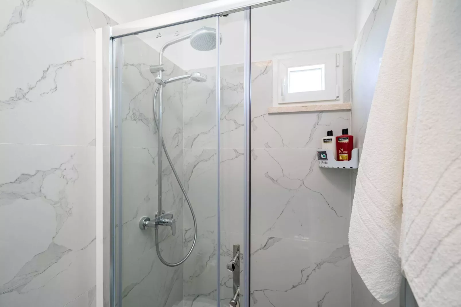 Apartment Debos - One-Bedroom Apartment with Balcony and Sea View-Bathroom