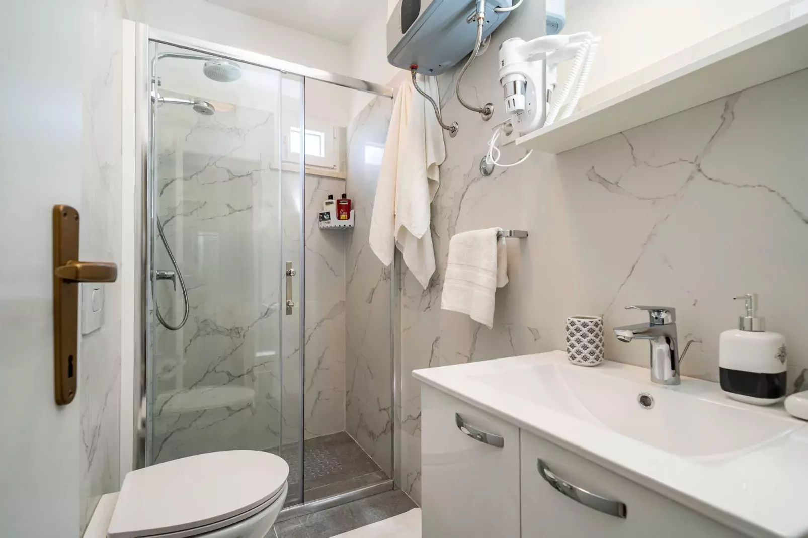 Apartment Debos - One-Bedroom Apartment with Balcony and Sea View-Bathroom