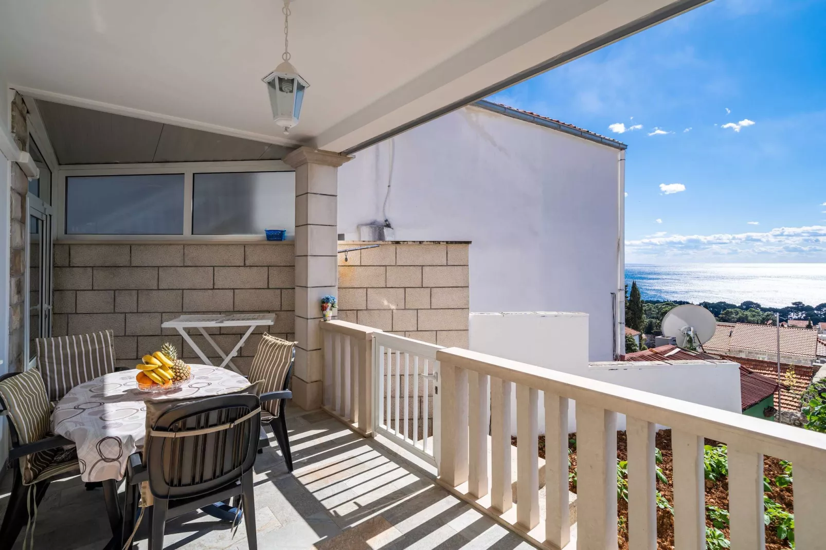 Apartment Debos - One-Bedroom Apartment with Balcony and Sea View-Terrace balcony