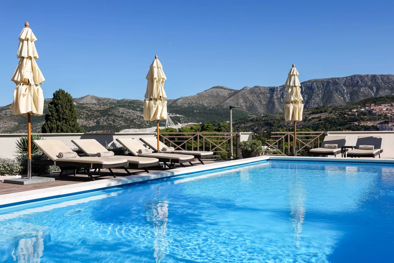 Apartments Villa Peragro - Studio Apartment (ŽUTI)-Pool