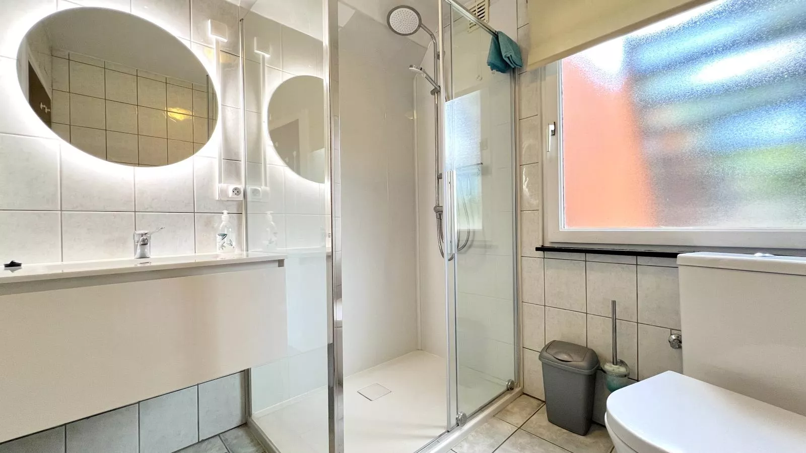 Aux Hirondelles-Bathroom