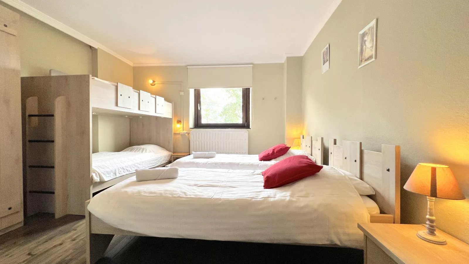 Aux Hirondelles-Bedroom