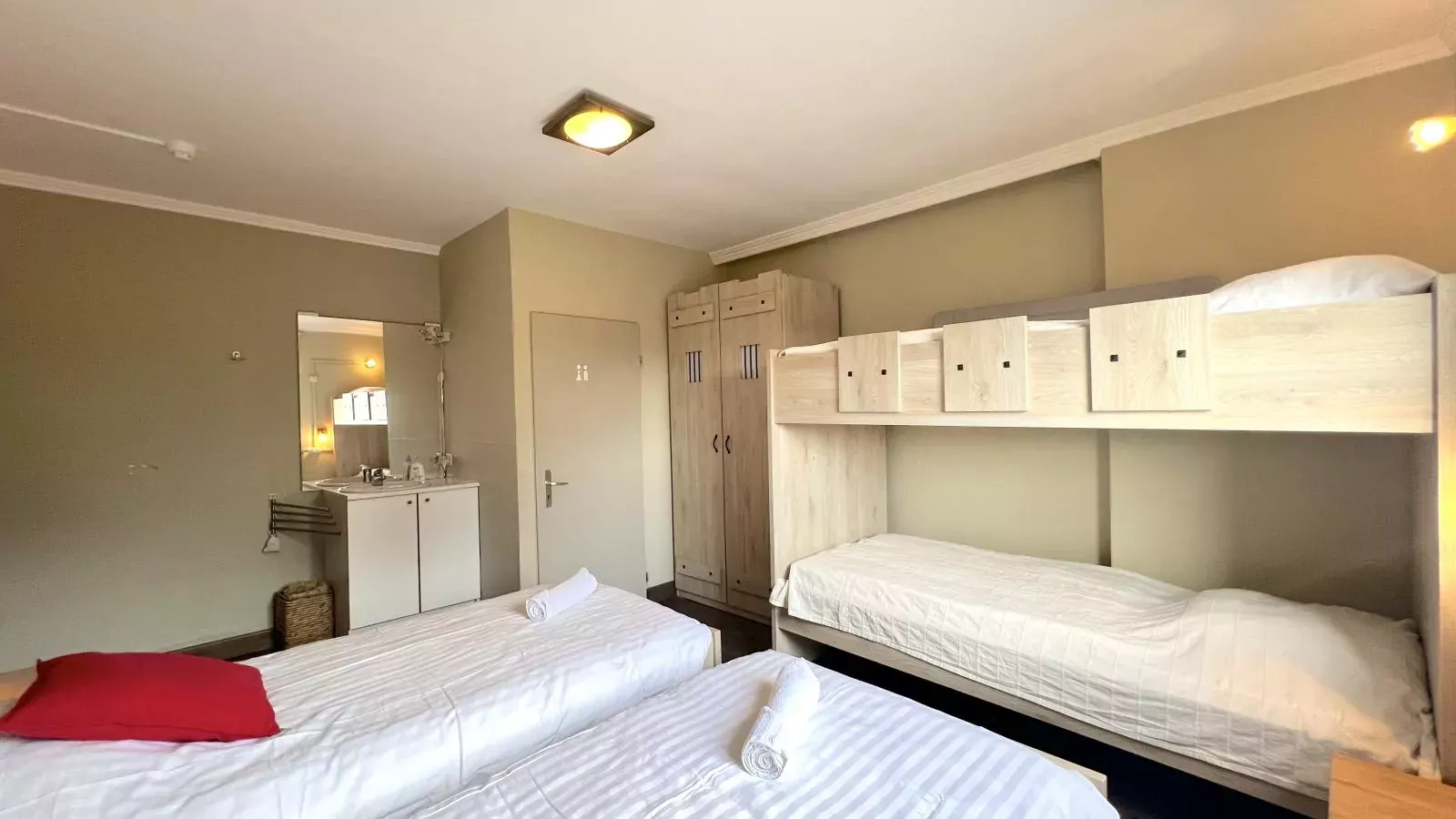 Aux Hirondelles-Bedroom