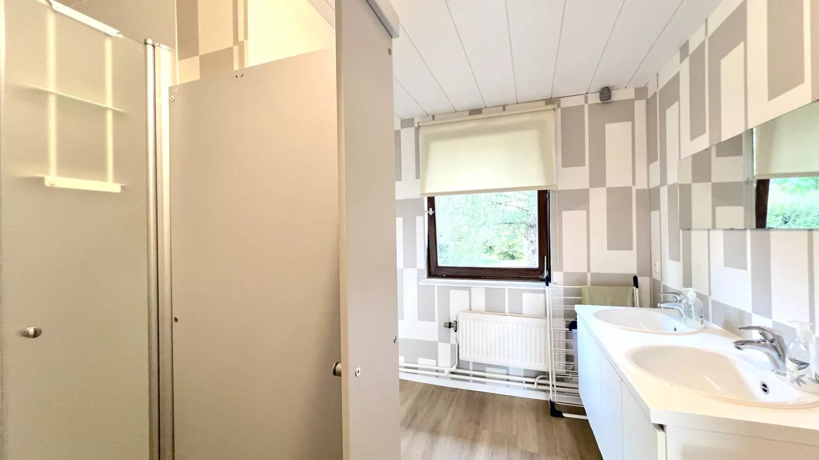 Aux Hirondelles-Bathroom