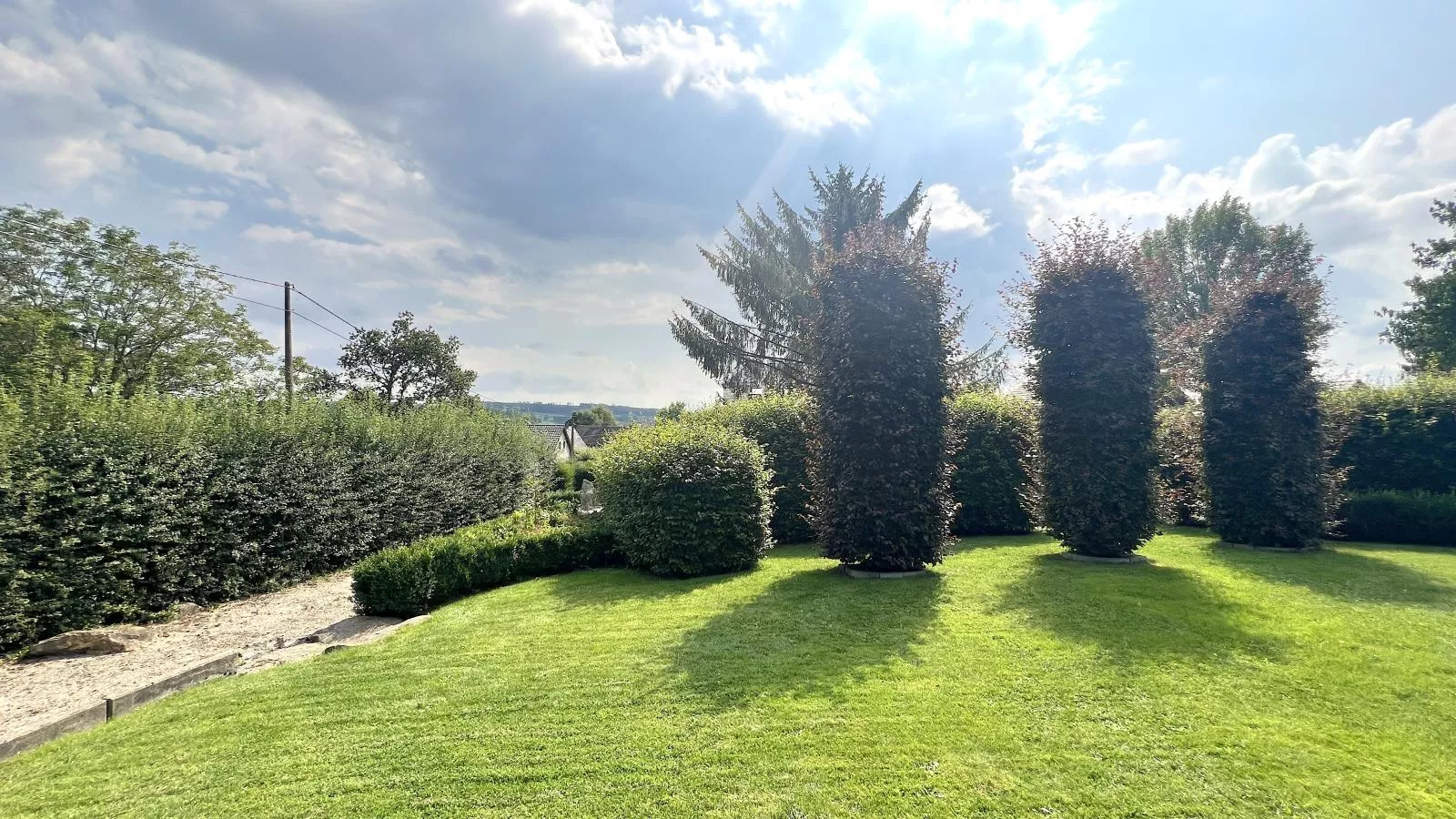 Aux Hirondelles-Gardens summer