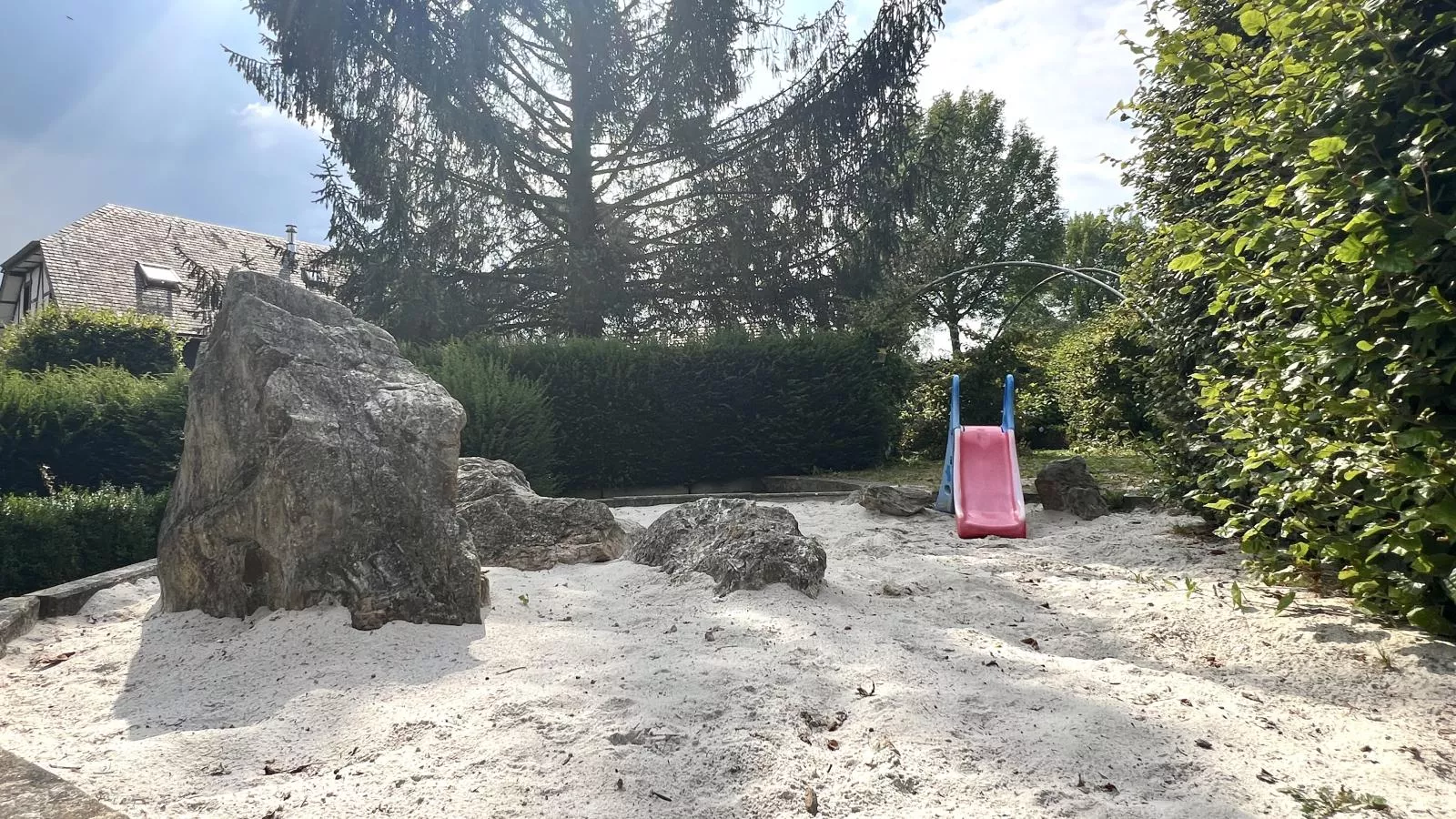 Aux Hirondelles-Gardens summer