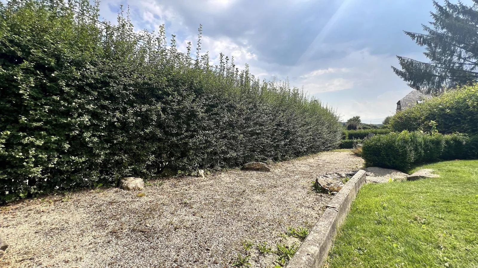 Aux Hirondelles-Gardens summer