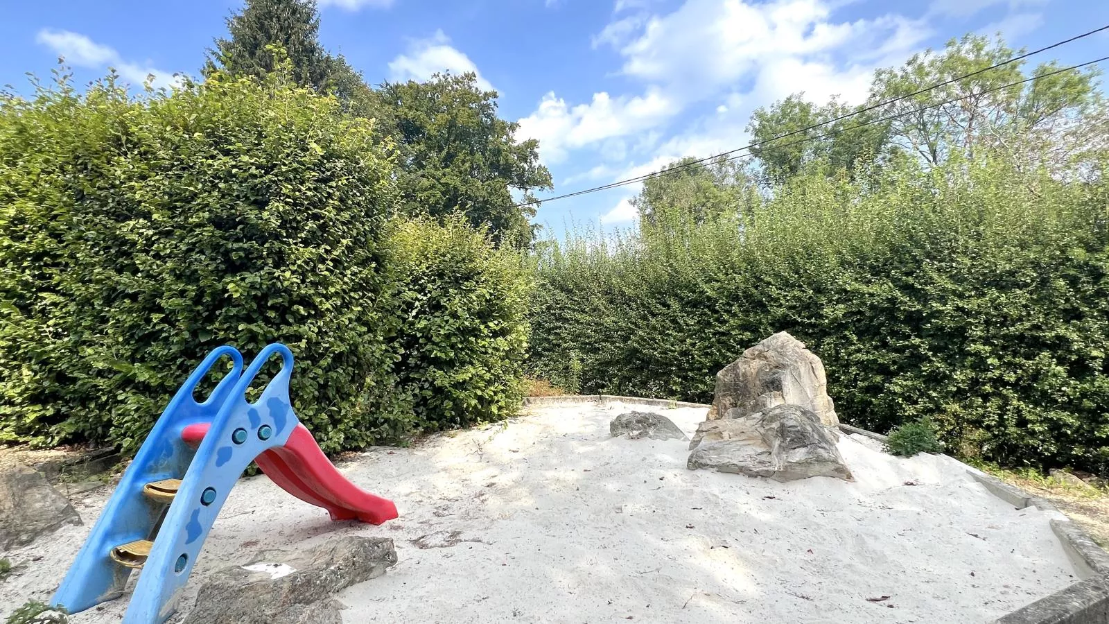 Aux Hirondelles-Gardens summer