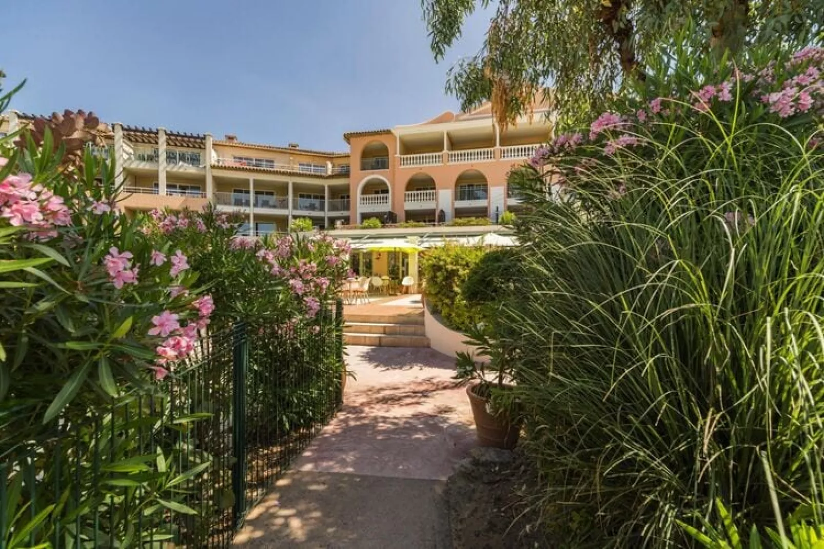 Residence Les Calanques, Les Issambres-24 Standard - Apt. 4 p. - 1 bedroom-Gardens summer