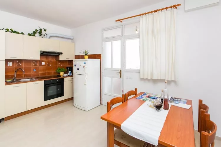 Guest House Old Town View - One Bedroom Apartment with Terrace and Sea View - A 3+2 (Charming)-Dining room