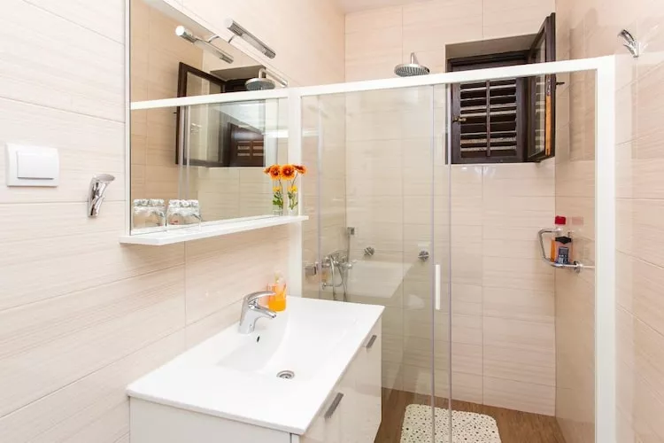 Guest House Old Town View - One Bedroom Apartment with Terrace and Sea View - A 3+2 (Charming)-Bathroom