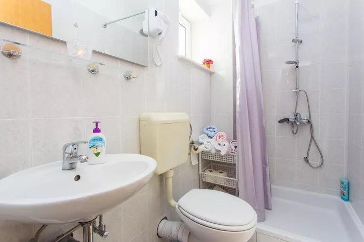Guest House Old Town View - One Bedroom Apartment  with Balcony and Sea View - A 2+2 (Romantic)-Bathroom