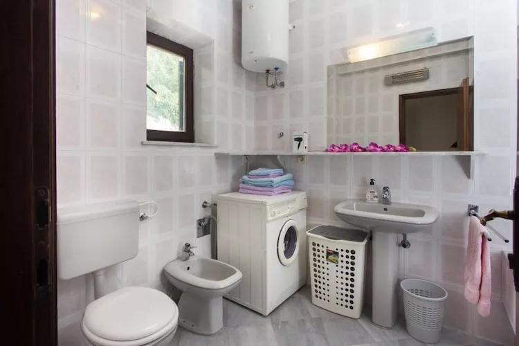 Guest House Old Town View-Three-Bedroom Apartment with Balcony and Sea View (Amazing)-Bathroom