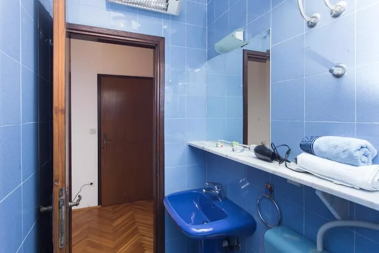 Guest House Old Town View-Three-Bedroom Apartment with Balcony and Sea View (Amazing)-Bathroom