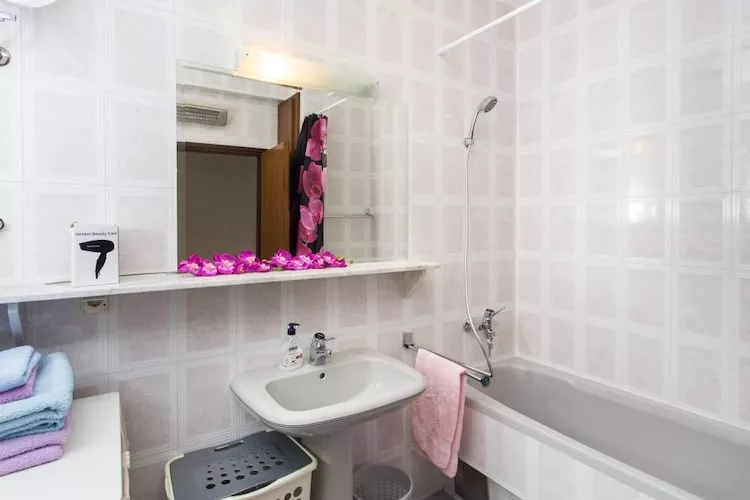 Guest House Old Town View-Three-Bedroom Apartment with Balcony and Sea View (Amazing)-Bathroom