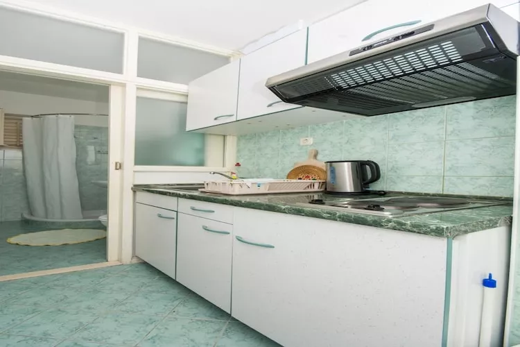 Apartments & Rooms Jokovic-Deluxe Studio Apartment with Terrace and Partial Sea View (SOBA 6)