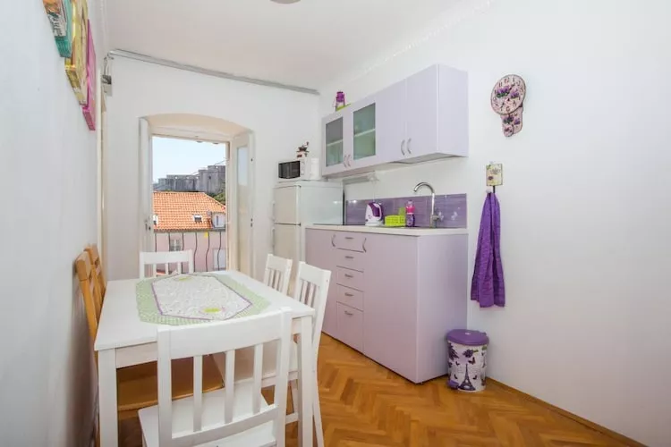 Guest House Gugily- Twin Room with Shared Bathroom and City View (4)-Kitchen