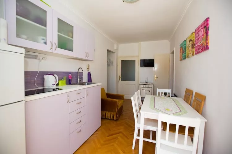 Guest House Gugily- Twin Room with Shared Bathroom and City View (4)-Kitchen
