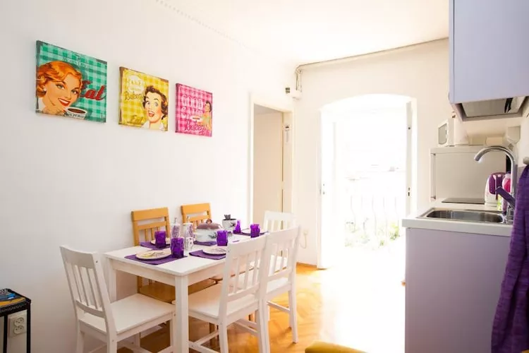 Guest House Gugily- Twin Room with Shared Bathroom and City View (4)-Kitchen