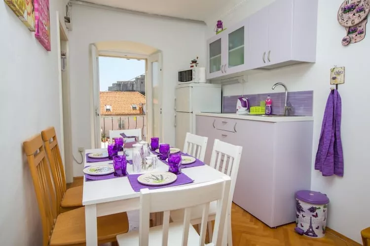 Guest House Gugily- Twin Room with Shared Bathroom and City View (4)-Kitchen