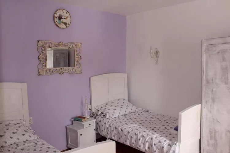 Guest House Gugily- Twin Room with Shared Bathroom and City View (4)-Bedroom