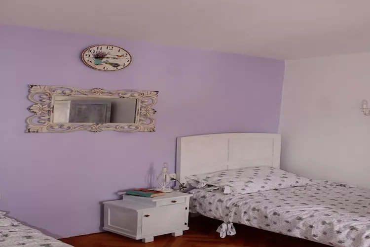 Guest House Gugily- Twin Room with Shared Bathroom and City View (4)-Bedroom