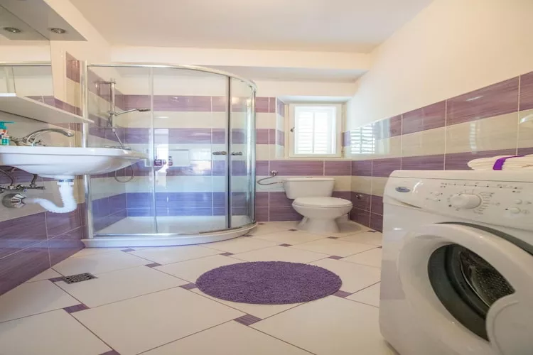 Guest House Gugily- Twin Room with Shared Bathroom and City View (4)-Bathroom