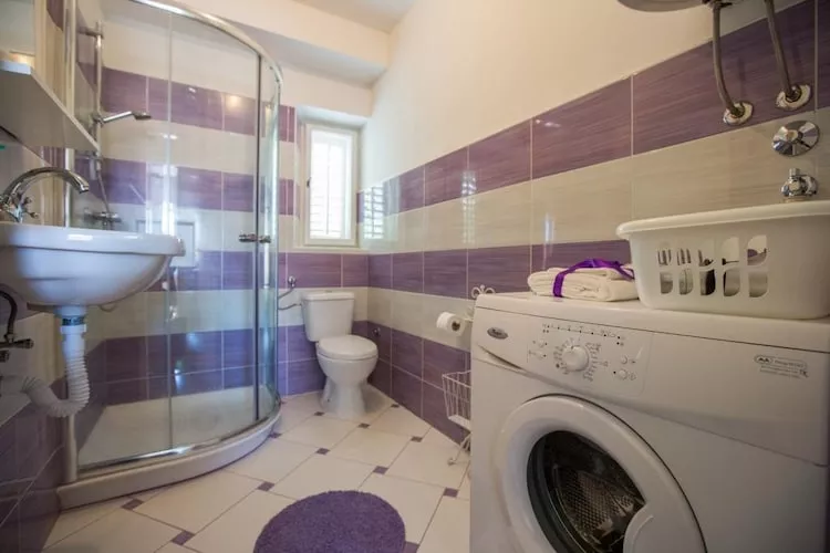 Guest House Gugily- Twin Room with Shared Bathroom and City View (4)-Bathroom