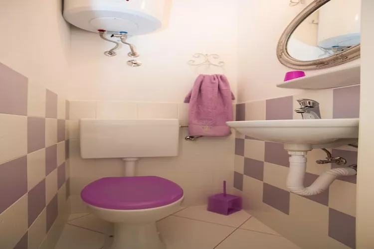 Guest House Gugily- Twin Room with Shared Bathroom and City View (4)-Bathroom