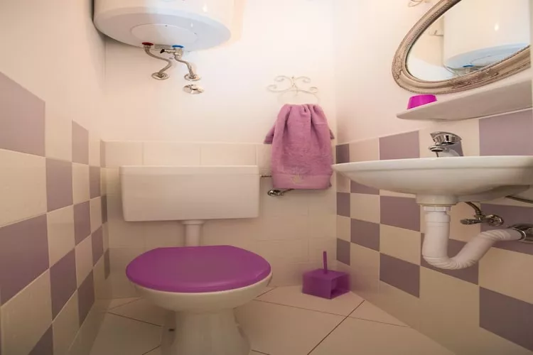 Guest House Gugily- Twin Room with Shared Bathroom and City View (4)-Bathroom