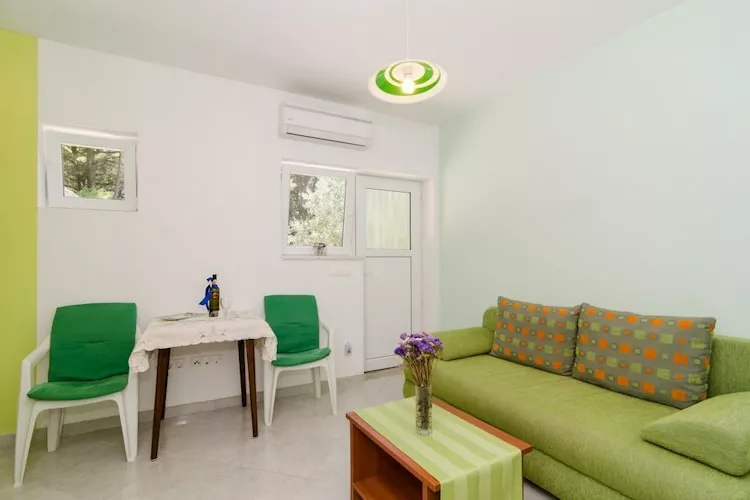 Apartments & Rooms Tapera- Standard One Bedroom Apartment with Terrace and Garden View ( ZELENI 2 )-Dining room