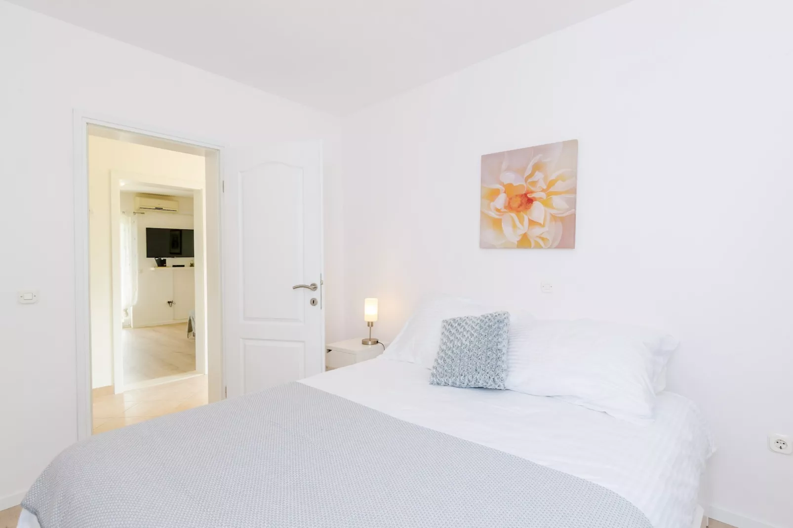 Color Apartments - Comfort One Bedroom Apartment with Terrace and Partial Sea View (Yellow)-Chambre