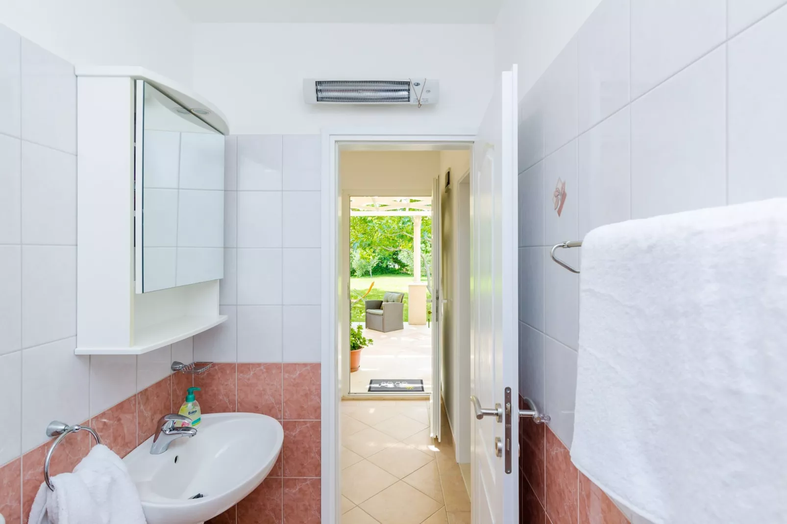 Color Apartments - Comfort One Bedroom Apartment with Terrace and Partial Sea View (Yellow)-Salle de bain