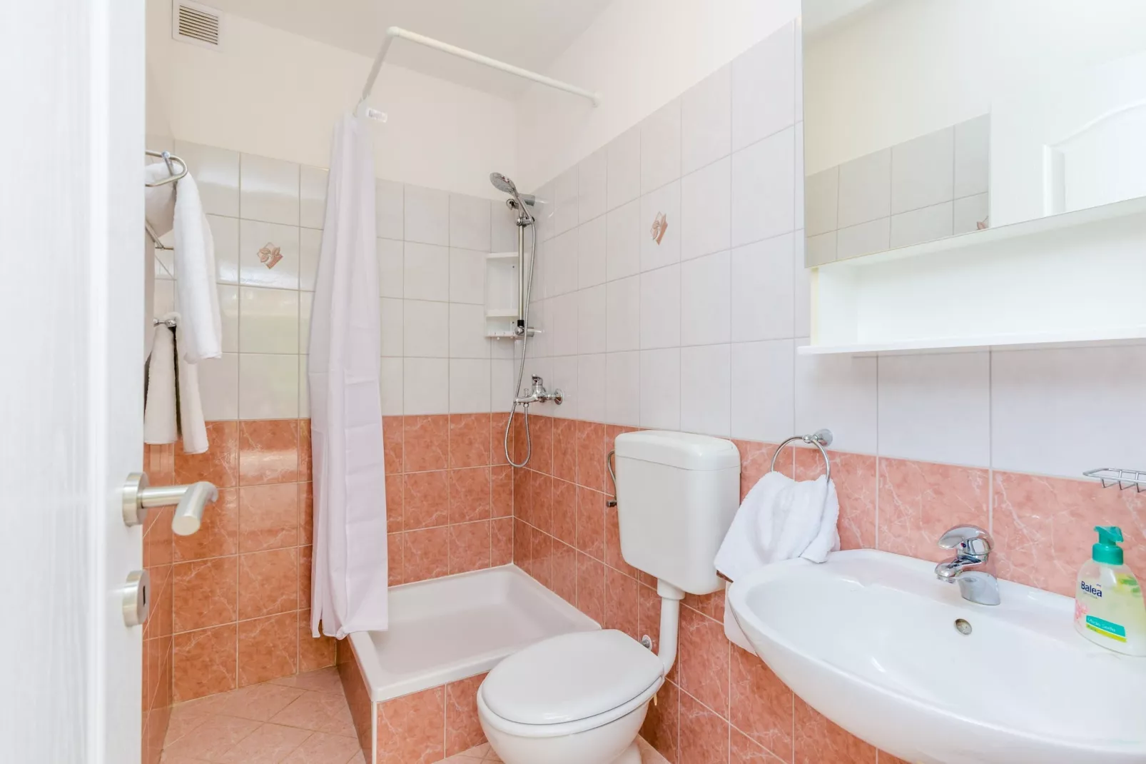 Color Apartments - Comfort One Bedroom Apartment with Terrace and Partial Sea View (Yellow)-Salle de bain