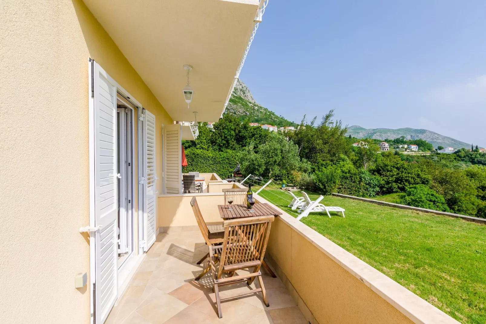 Color Apartments - Comfort One Bedroom Apartment with Terrace and Partial Sea View (Yellow)-Terrasse