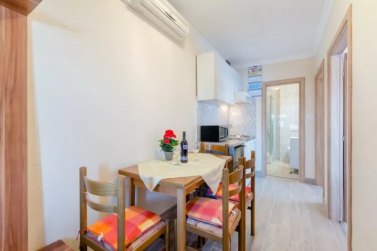 Apartments Fidelis - One Bedroom Apartment with Terrace and Garden View(4)-Dining room