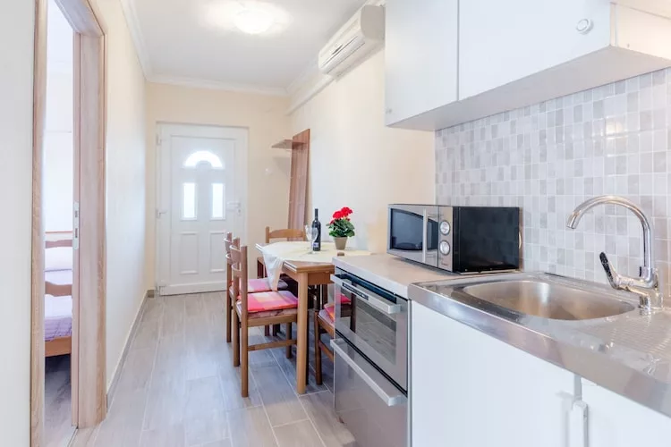 Apartments Fidelis - One Bedroom Apartment with Terrace and Garden View(4)-Kitchen
