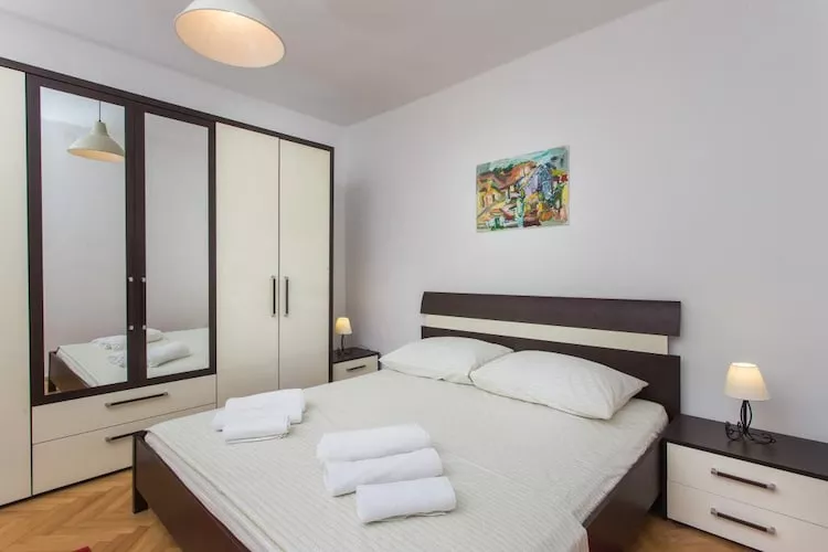 Apartment Hladilo Nostalgia - Comfort Two-Bedroom Apartment with Terrace and Partial Sea View-Chambre