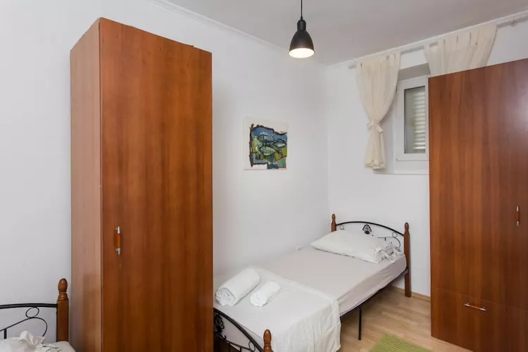 Apartment Hladilo Nostalgia - Comfort Two-Bedroom Apartment with Terrace and Partial Sea View-Chambre
